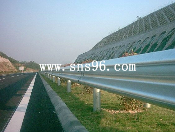 高速公路防撞護欄-美觀大方，保護能力強！